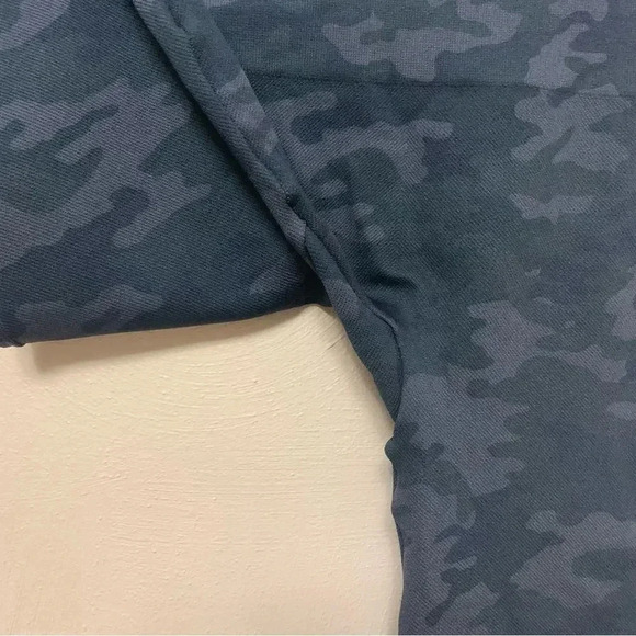 SPANX Look At Me Now Seamless Cropped Camo Leggings Size Small - Picture 5 of 6